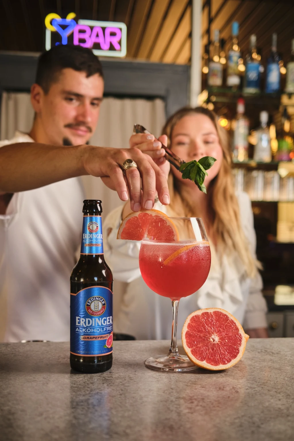 Lisa et Pierrick préparant un cocktail au pamplemousse au Dadoo Val Corner