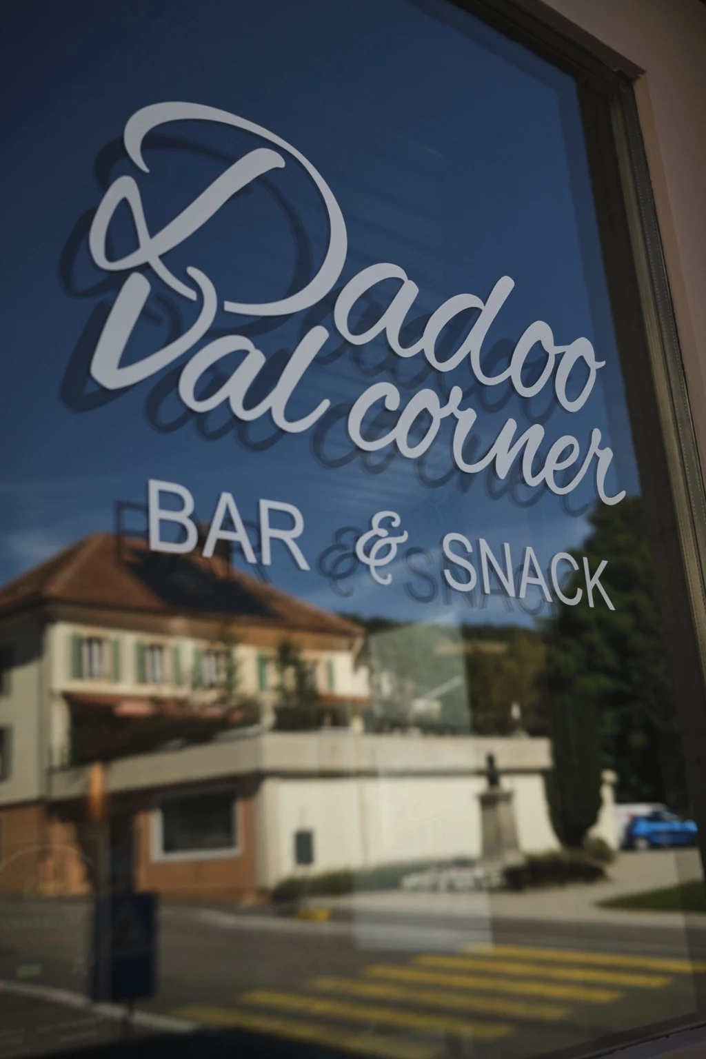 Enseigne Dadoo Val Corner sur la vitre de l’entrée